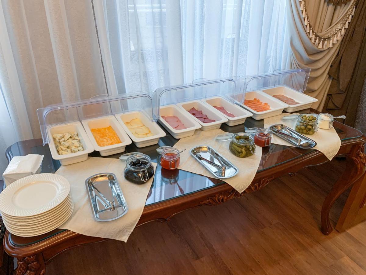 Gregory Boutique Hotel Chişinau Exteriör bild A buffet at a hotel