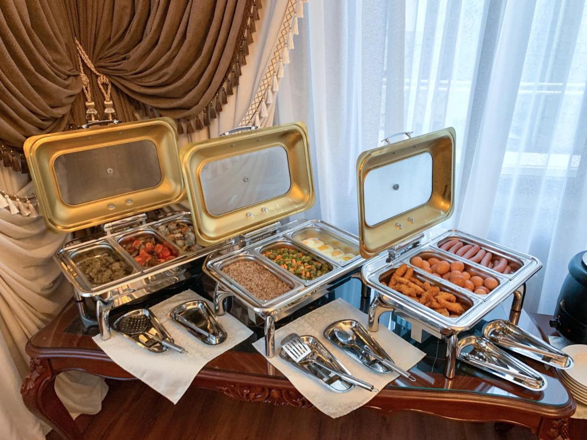 Gregory Boutique Hotel Chişinau Exteriör bild A selection of chafing dishes