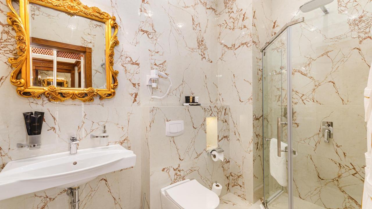 Gregory Boutique Hotel Chişinau Exteriör bild Bathroom
