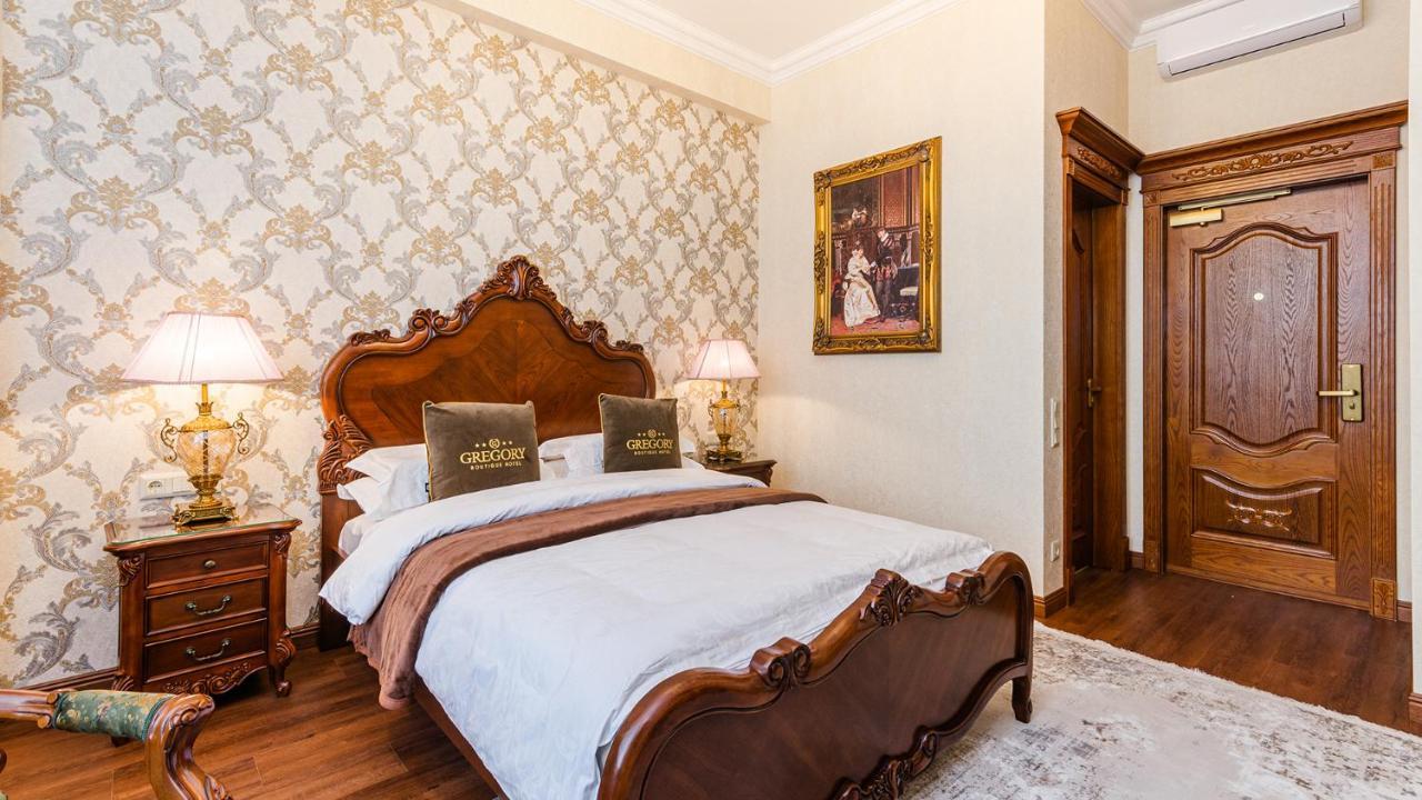 Gregory Boutique Hotel Chişinau Exteriör bild A bedroom at the hotel
