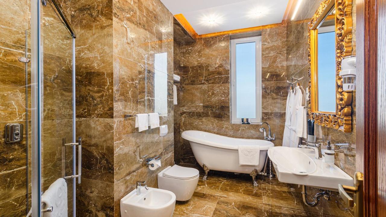 Gregory Boutique Hotel Chişinau Exteriör bild Bathroom