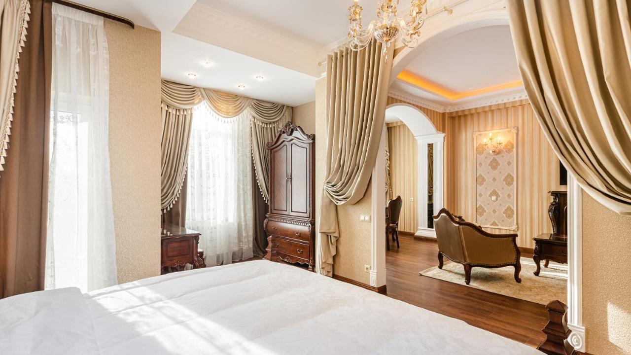 Gregory Boutique Hotel Chişinau Exteriör bild A bedroom at the hotel