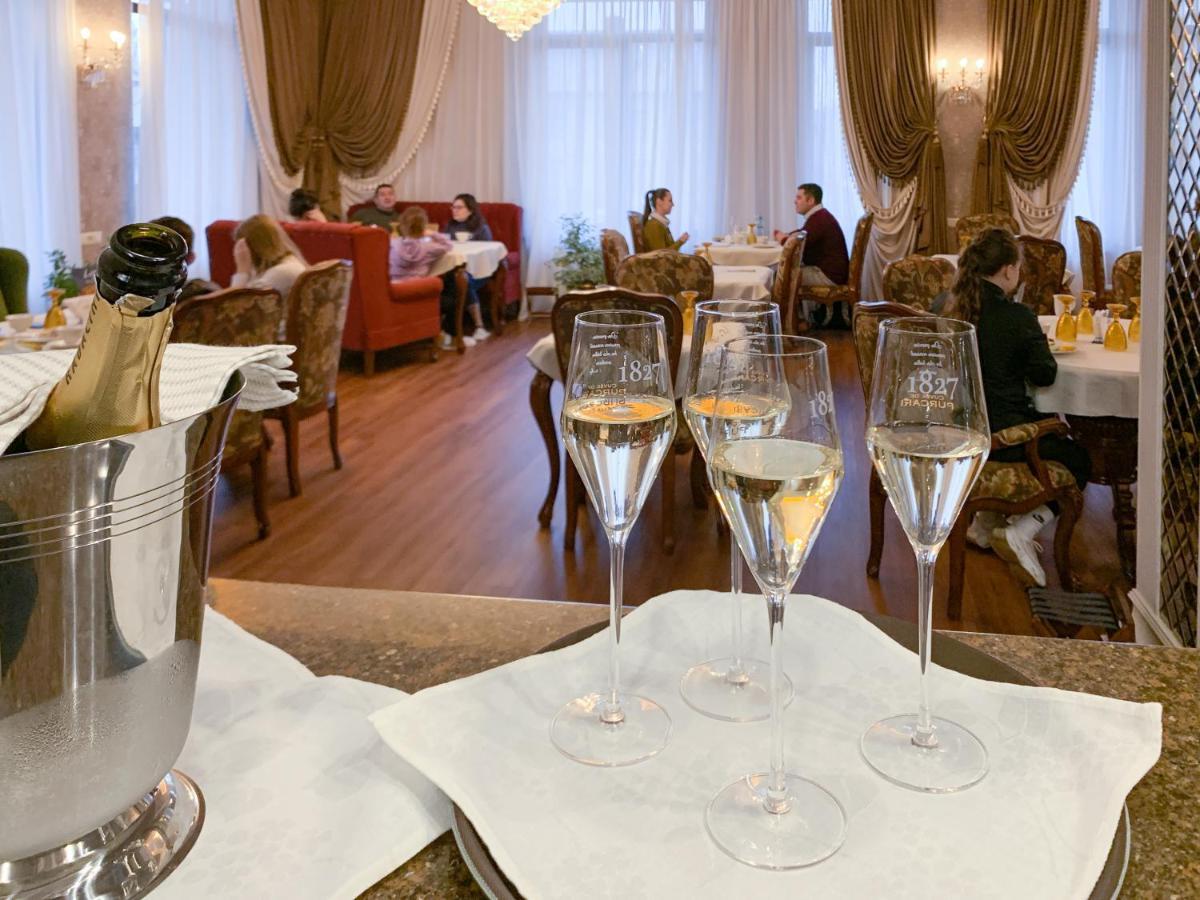 Gregory Boutique Hotel Chişinau Exteriör bild Restaurant