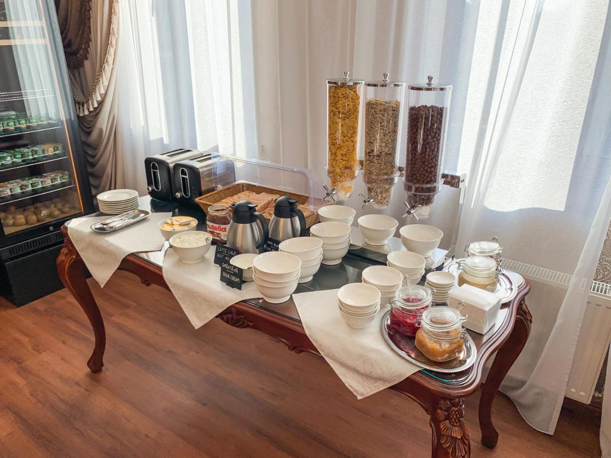 Gregory Boutique Hotel Chişinau Exteriör bild A breakfast buffet